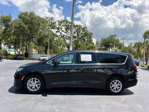 2023 Chrysler Pacifica Touring-L