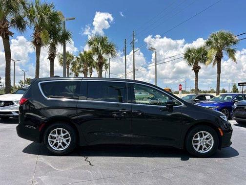 2023 Chrysler Pacifica Touring-L