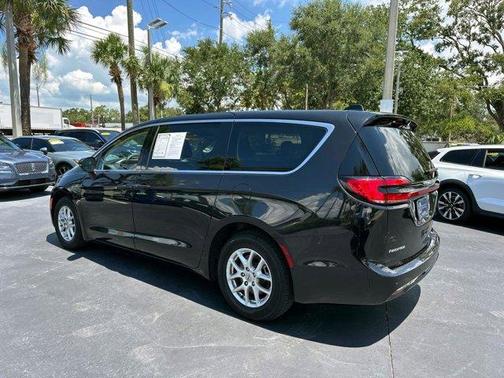 2023 Chrysler Pacifica Touring-L