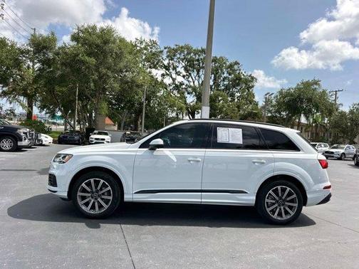 2022 Audi Q7 45 Premium Plus