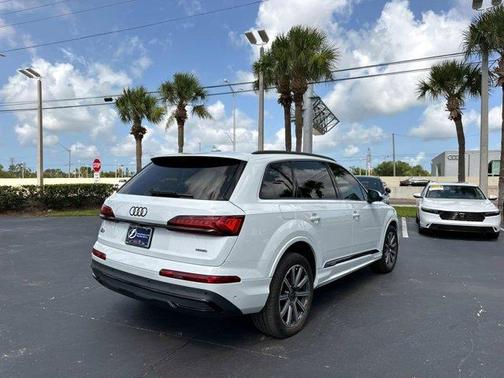 2022 Audi Q7 45 Premium Plus