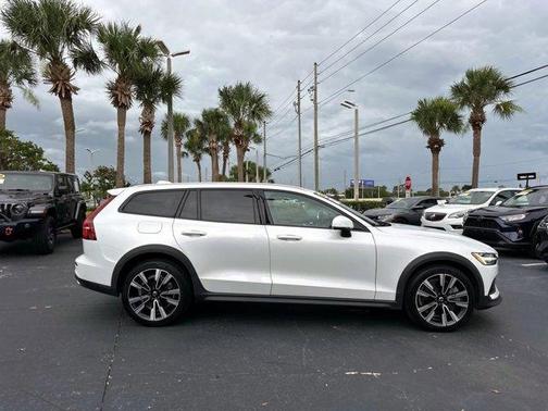 2022 Volvo V60 Cross Country T5