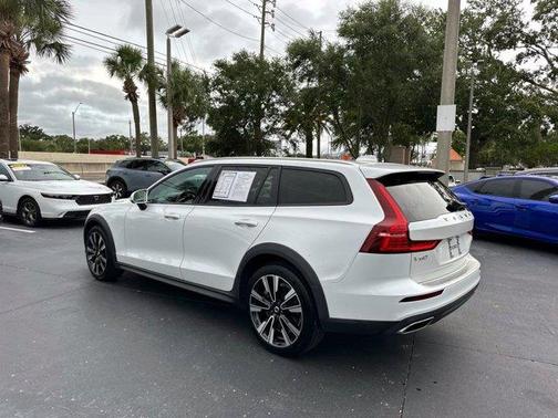 2022 Volvo V60 Cross Country T5