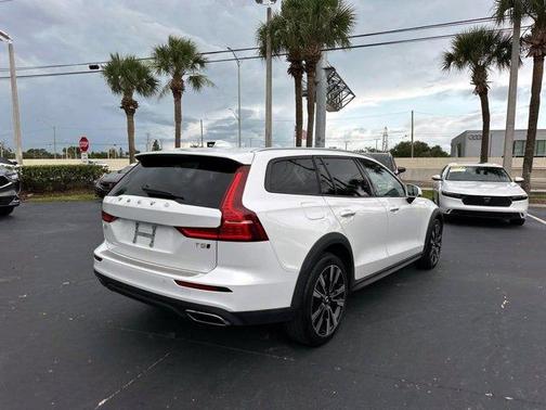 2022 Volvo V60 Cross Country T5