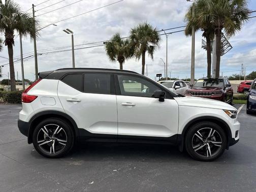 2022 Volvo XC40 T5 R-Design