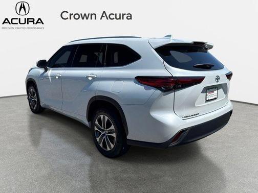 Parchment 2022 Toyota Highlander XLE