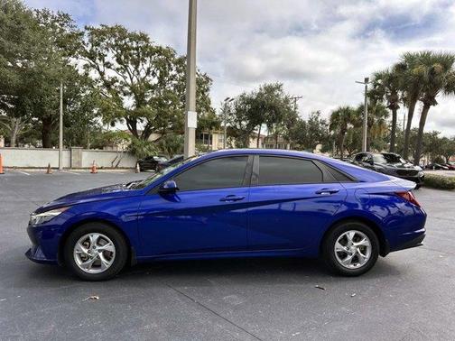2022 Hyundai ELANTRA SE