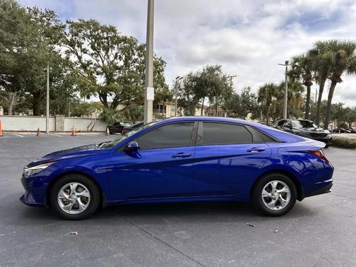 2022 Hyundai ELANTRA SE