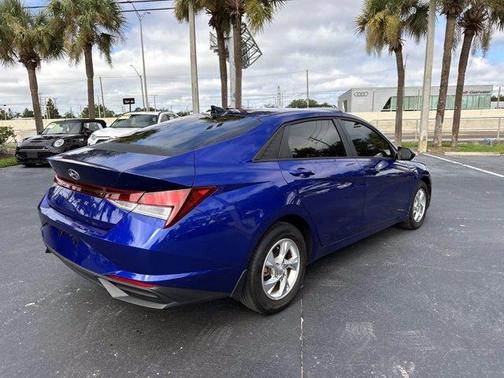 2022 Hyundai ELANTRA SE