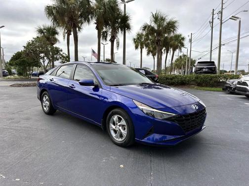2022 Hyundai ELANTRA SE