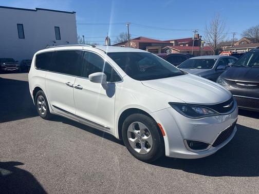 2017 Chrysler Pacifica Touring-L Plus