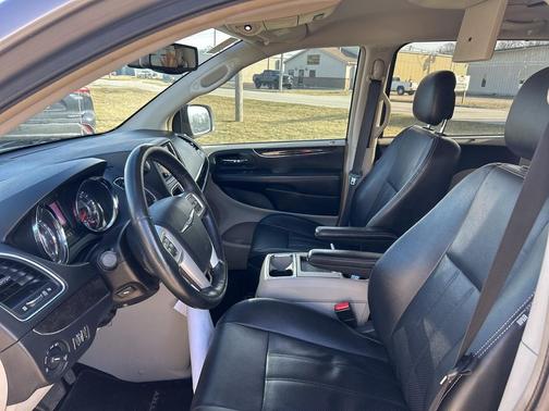 2014 Chrysler Town & Country Touring-L