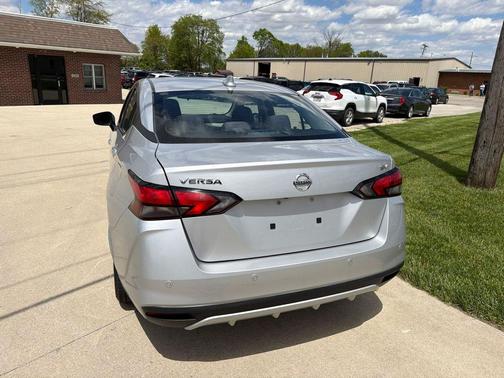 Brilliant Silver Metallic 2021 Nissan Versa 1.6 SV