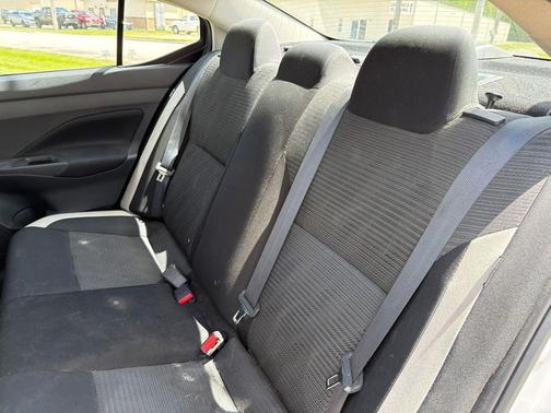 Brilliant Silver Metallic 2021 Nissan Versa 1.6 SV