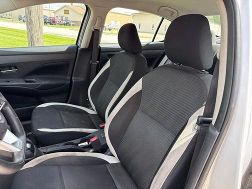 Brilliant Silver Metallic 2021 Nissan Versa 1.6 SV