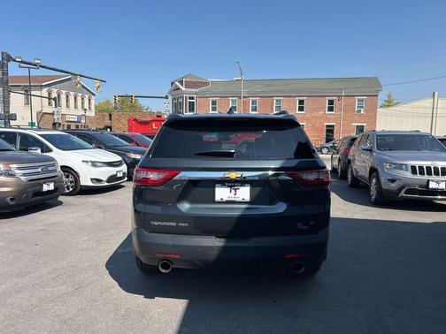 Graphite Metallic 2020 Chevrolet Traverse LT Cloth
