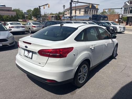 Oxford White 2017 Ford Focus SE