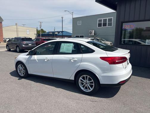 Oxford White 2017 Ford Focus SE