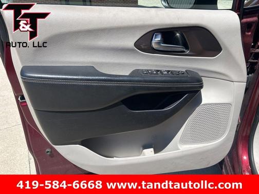 Velvet Red Pearlcoat 2021 Chrysler Voyager LXI