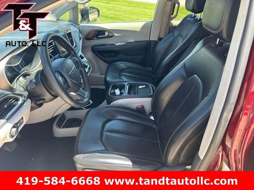 Velvet Red Pearlcoat 2021 Chrysler Voyager LXI