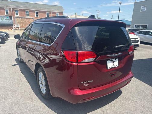Velvet Red Pearlcoat 2021 Chrysler Voyager LXI