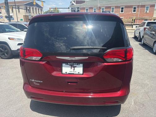 Velvet Red Pearlcoat 2021 Chrysler Voyager LXI