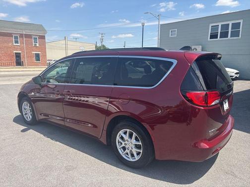 Velvet Red Pearlcoat 2021 Chrysler Voyager LXI