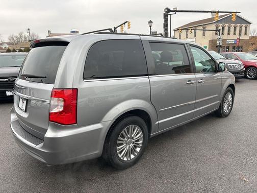 2016 Chrysler Town & Country Touring-L