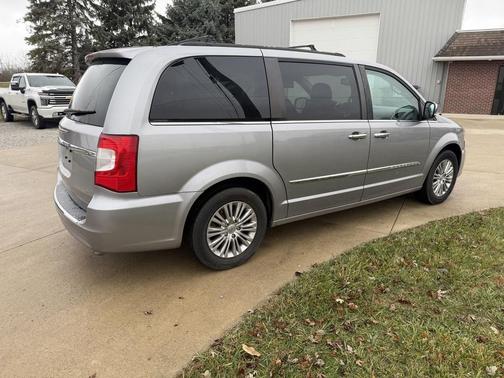 2016 Chrysler Town & Country Touring-L
