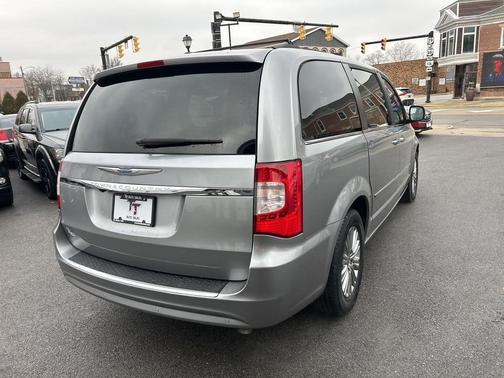 2016 Chrysler Town & Country Touring-L