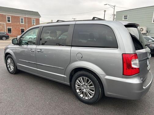 2016 Chrysler Town & Country Touring-L