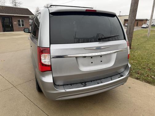 2016 Chrysler Town & Country Touring-L