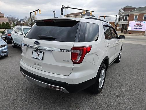 White Platinum Clearcoat Metallic 2016 Ford Explorer XLT