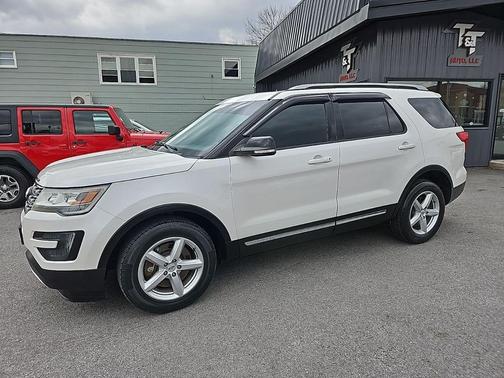 White Platinum Clearcoat Metallic 2016 Ford Explorer XLT