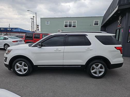 White Platinum Clearcoat Metallic 2016 Ford Explorer XLT