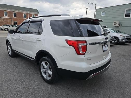 White Platinum Clearcoat Metallic 2016 Ford Explorer XLT