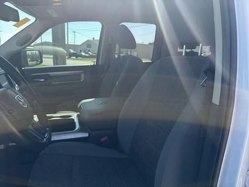 Bright White Clearcoat 2019 RAM 1500 Big Horn