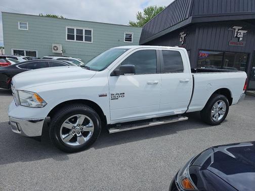 Bright White Clearcoat 2019 RAM 1500 Big Horn