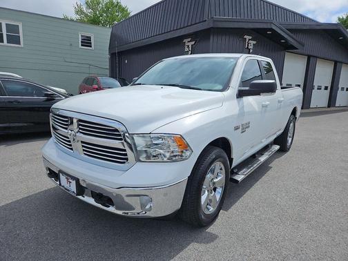 Bright White Clearcoat 2019 RAM 1500 Big Horn