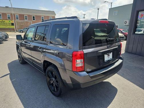 Granite Crystal Metallic Clearcoat 2014 Jeep Patriot Sport