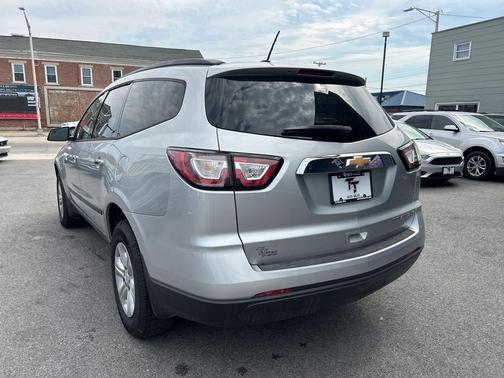 Silver Ice Metallic 2014 Chevrolet Traverse LS