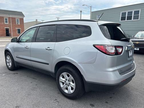 Silver Ice Metallic 2014 Chevrolet Traverse LS