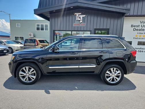 Brilliant Black Crystal Pearlcoat 2013 Jeep Grand Cherokee Laredo