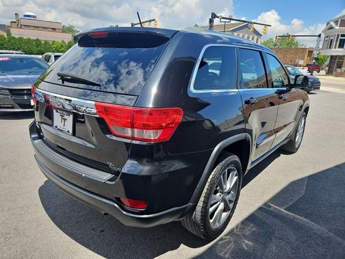 Brilliant Black Crystal Pearlcoat 2013 Jeep Grand Cherokee Laredo