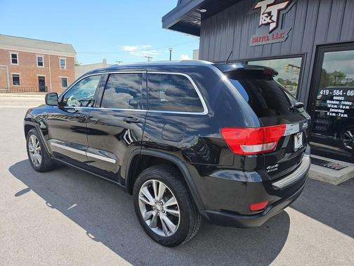 Brilliant Black Crystal Pearlcoat 2013 Jeep Grand Cherokee Laredo
