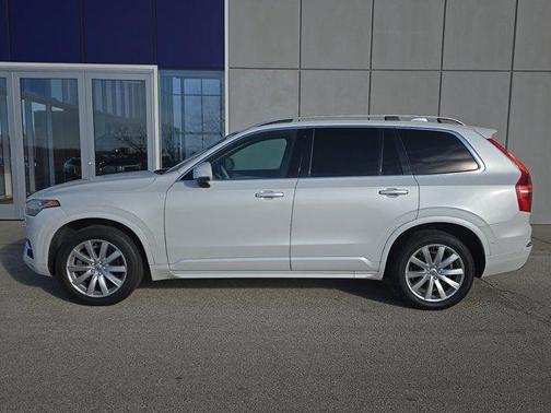 2017 Volvo XC90 T6 Momentum