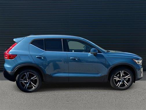 2025 Volvo XC40 B5 Core Bright Theme