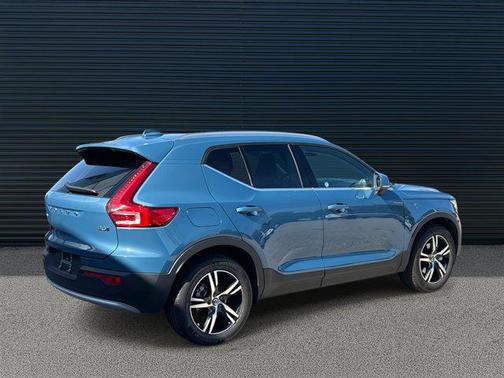 2025 Volvo XC40 B5 Core Bright Theme