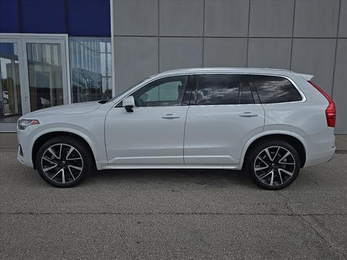 2022 Volvo XC90 T6 Momentum