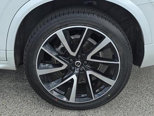 2022 Volvo XC90 T6 Momentum
